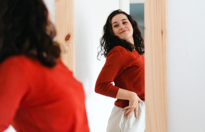 özgüvenli kadın aynaya bakıyor