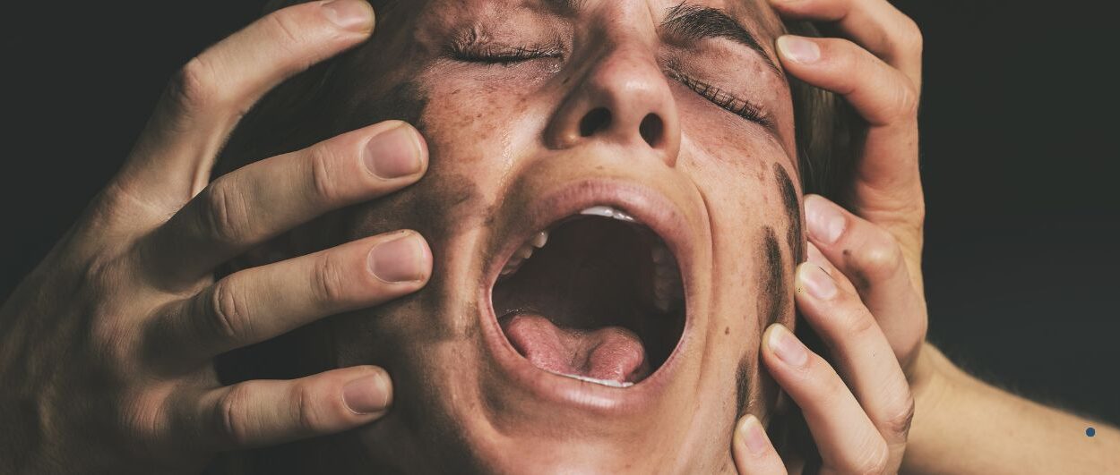 çığlık atan kadın eller