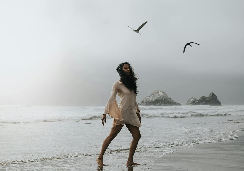 deniz sahilde kadın kuşlar