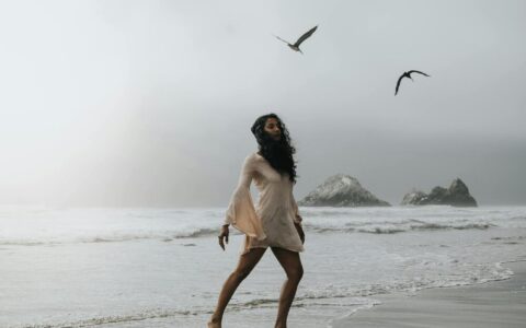 deniz sahilde kadın kuşlar