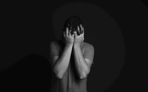 depresif adam ağlıyor
